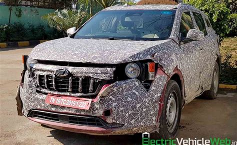 New-Gen Mahindra XUV500 Spotted Again Revealing More Details