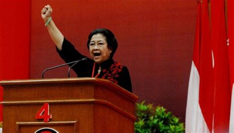 Man Drinks Water Used to Wash Megawati’s Feet, Reactions – indoBOOM