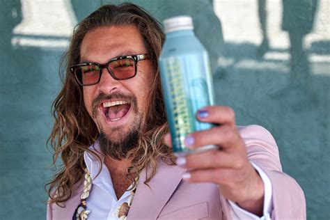 Jason Momoa Serves Drinks on a Hawaiian Airlines Flight to Celebrate ...