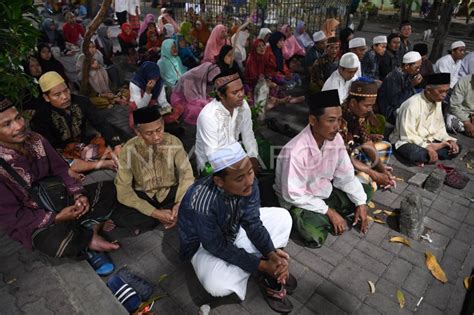 SUASANA MALAM KE-21 RAMADHAN DI KOMPELKS MAKAM SUNAN AMPEL | ANTARA Foto