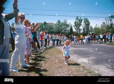 Hands across america 1986 hi-res stock photography and images - Alamy