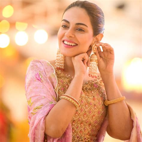 Actress Amar Khan Latest Beautiful Clicks from a Recent Wedding | Reviewit.pk