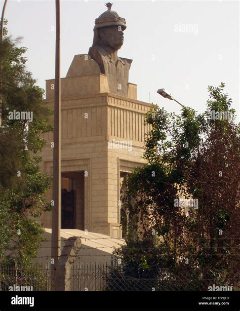 Saddam hussein statue hi-res stock photography and images - Alamy