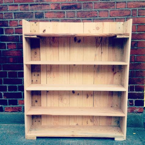 DIY Pallet Bookcase