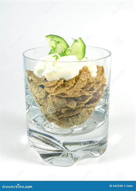 Yogur Con El Pepino Y El Berro Imagen de archivo - Imagen de alimento, cornflakes: 642349