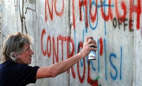 Pink Floyd star lambastes Israel barrier