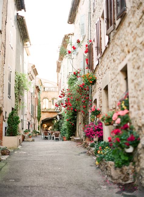 Streets and Flowers of Valbonne France - Entouriste