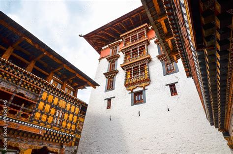 Traditional Bhutanese-Architecture of Tashichho Dzong in Thimphu ...