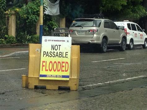 PHOTO: Flooded Maysilo Circle (Mandaluyong City Hall Complex) | via zhandercayabyab | ABS-CBN ...