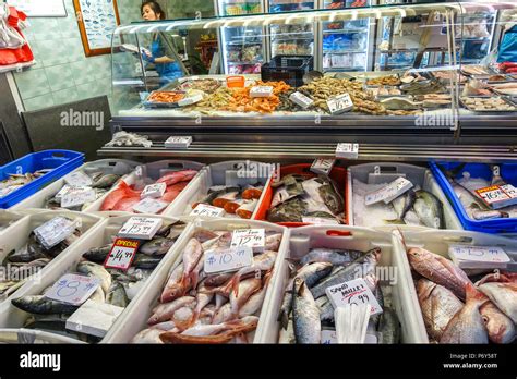 Seafood counter display hi-res stock photography and images - Alamy