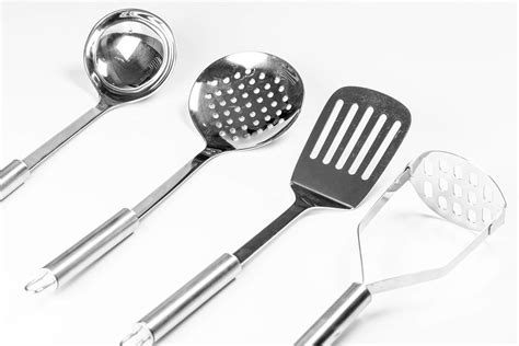 Set of metal kitchen utensils on white background (Flip 2020) - Creative Commons Bilder