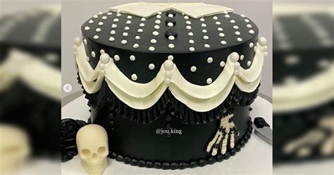 Baker Creates Wednesday Addams-Inspired Cake | 12 Tomatoes