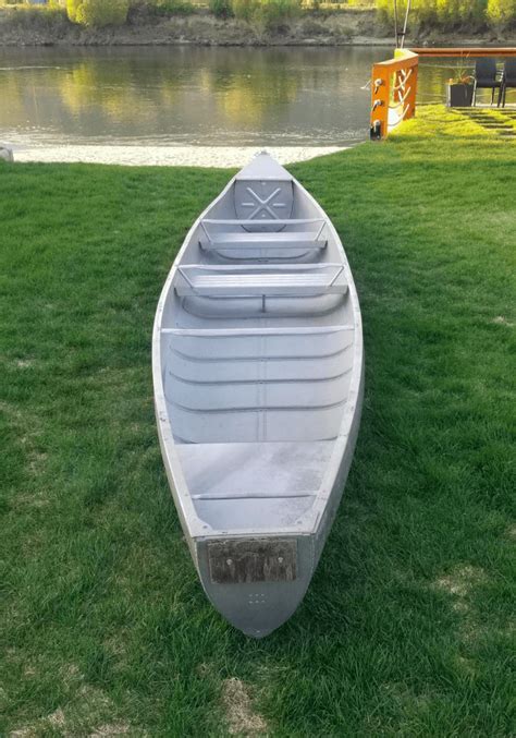 19 foot Grumman Canoe - Kamloops Water Sport Rentals