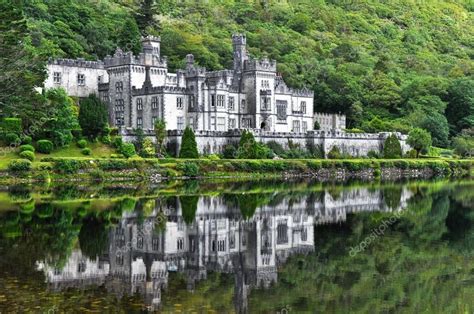 Kylemore Abbey in Connemara mountains, Ireland — Stock Photo ...