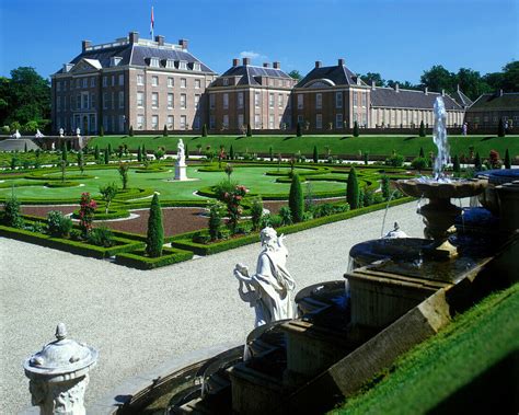 Het loo palace gardens, Apeldorn, … – License image – 70117690 lookphotos