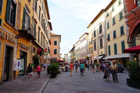 Pisa shopping street editorial stock image. Image of italy - 43840064