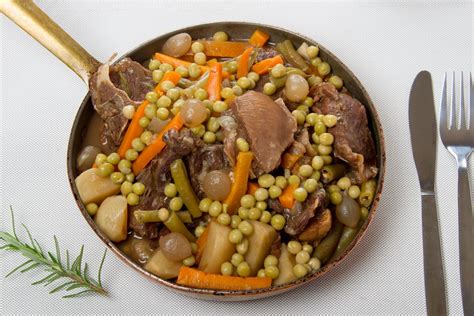 Lamb navarin: a spring dish that includes delicious and nutritious vegetables | Cookist.com