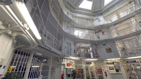 Pentonville Prison: Ex-inmate explains impact of overcrowding - BBC News