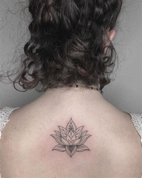 16 tatuajes de flor de loto: significado, dibujos, minimalistas