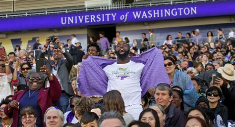 University of Washington students celebrate graduation day | The Seattle Times