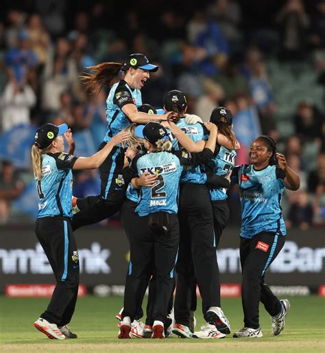 Adelaide Strikers celebrate the winning moment | ESPNcricinfo.com