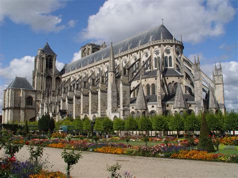 La Catedral de Saint-Étienne de Bourges, considerada como una de las ...