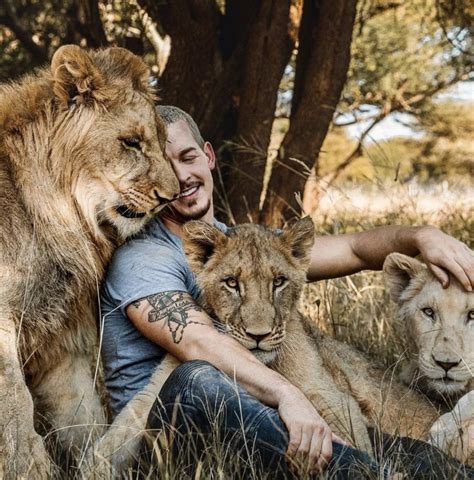 Example of incredible friendship between humans and animal. - Infoboxplanet