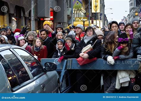 New Years Eve Crowd Times Square Editorial Photography - Image of people, square: 28423212