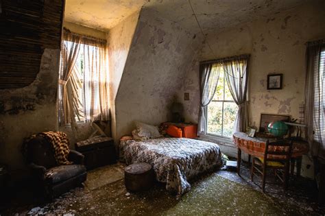 Bedroom in a Mississippi Home Untouched Since it's Abandonment ...