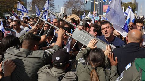 Israeli Police Use Stun Grenades on Protesters in Tel Aviv - The New York Times