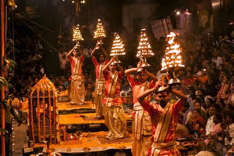 Paseo en barco al amanecer por Varanasi + Ceremonia Aarti