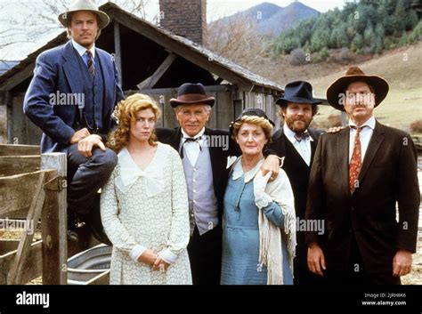 KELLY MCGILLIS, LLOYD BRIDGES, EILEEN RYAN, WINTER PEOPLE, 1989 Stock Photo - Alamy