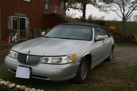 2002 Lincoln Town Car - Exterior Pictures - CarGurus