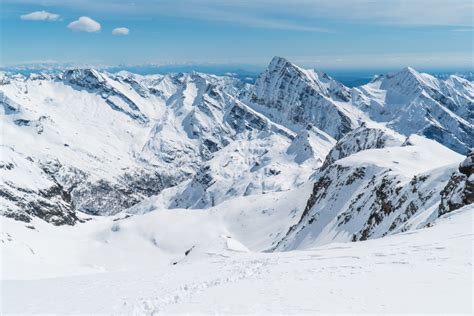 Pro Skier Outruns Avalanche In Blistering Big Mountain Run (Watch)