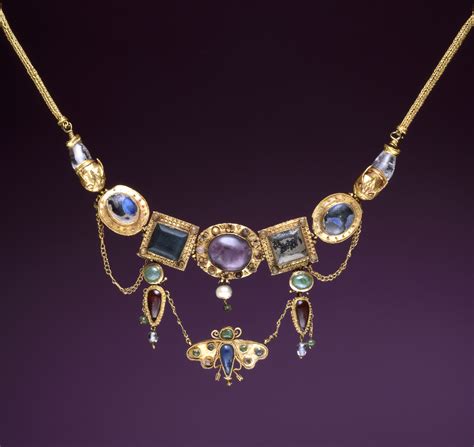 File:Greek - Necklace with Butterfly Pendant - Walters 57386.jpg