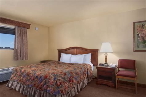 Travelodge by Wyndham Lemoore Near Naval Air Station | Lemoore, CA Hotels