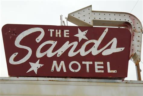 Pin by Norma Alicia Frazier on Vintage Hotels & Motels | Vintage hotels, Vintage signs, Retro sign