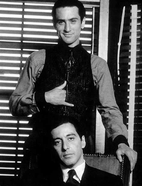 Robert De Niro e Al Pacino sul set de Il Padrino Parte II, 1974 ...