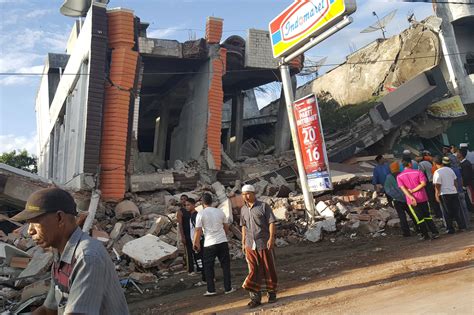 Indonesia Earthquake: Dozens Killed As Rescuers Search for Survivors in Rubble - Newsweek