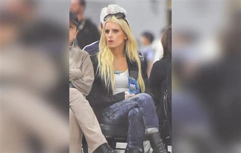 Jessica Simpson's Friends Concerned Over Singer's Drastic Weight Loss