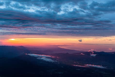 A beautiful sunrise from atop Mt. Fuji, Japan [1600x1067] x-post r ...