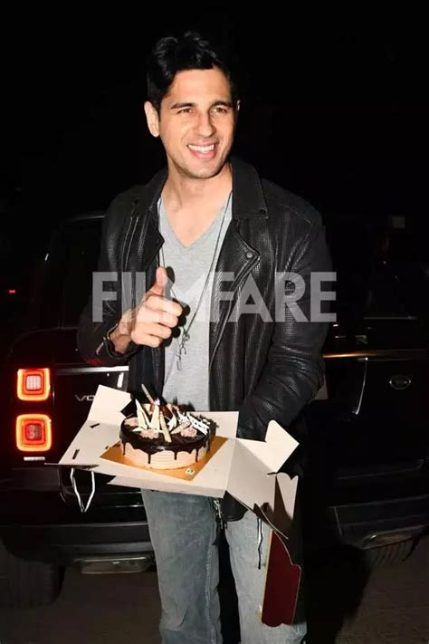 7 happy photos of Sidharth Malhotra with his birthday cake. See pics ...