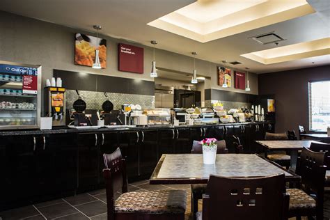 Kelowna Hotel with Free Hot Breakfast at Comfort Suites Kelowna