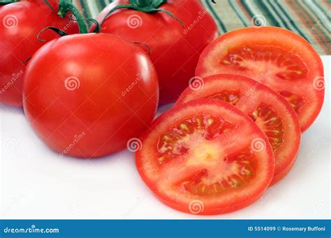 Tomates Inteiros E Cortados Imagem de Stock - Imagem de dieta, lanche ...