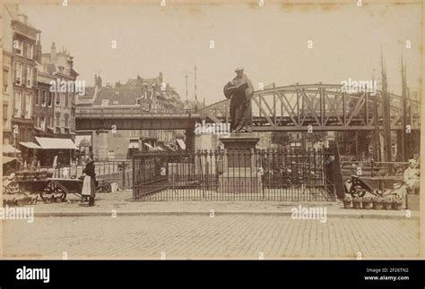 Blick auf die Statue von Erasmus auf dem Grote Markt in Rotterdam; Statue von Erasmus. Rotterdam ...