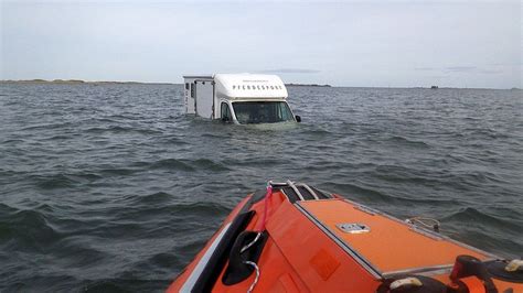 Driver stranded at high tide on Holy Island causeway - BBC News