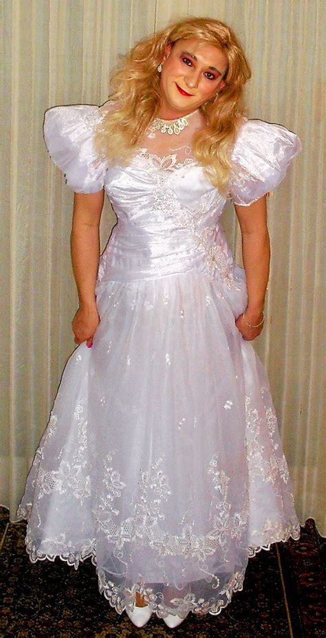 90s wedding dress | www.youtube.com/channel/UCpGLqDM2LfOqacE… | Martina Hoever | Flickr