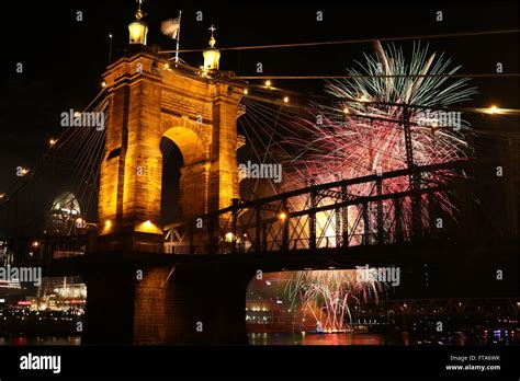 Cincinnati skyline and john roebling bridge hi-res stock photography and images - Alamy