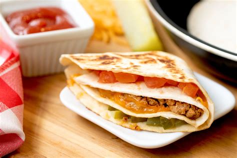 Healthy Cheeseburger Quesadilla Snack Hack Recipe | Hungry Girl