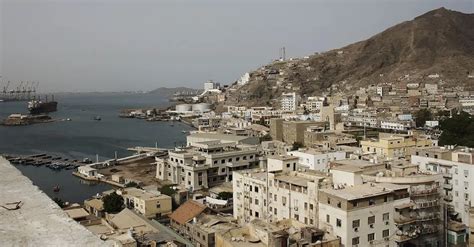 Tank battle rocks Yemen's 'coup-hit' Aden